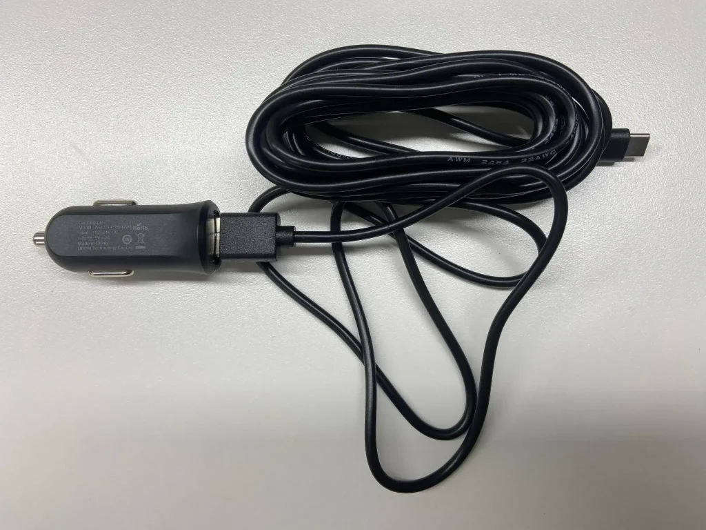 Автомобильное зарядное устройство DDPAI N5 Dual 4K dash cam с кабелем USB-C в комплекте для зарядки в автомобиле.