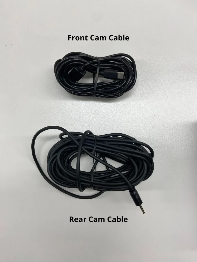 Кабели для камер наблюдения DDPAI с коротким кабелем для подключения передней камеры и более длинным кабелем для подключения задней камеры.
