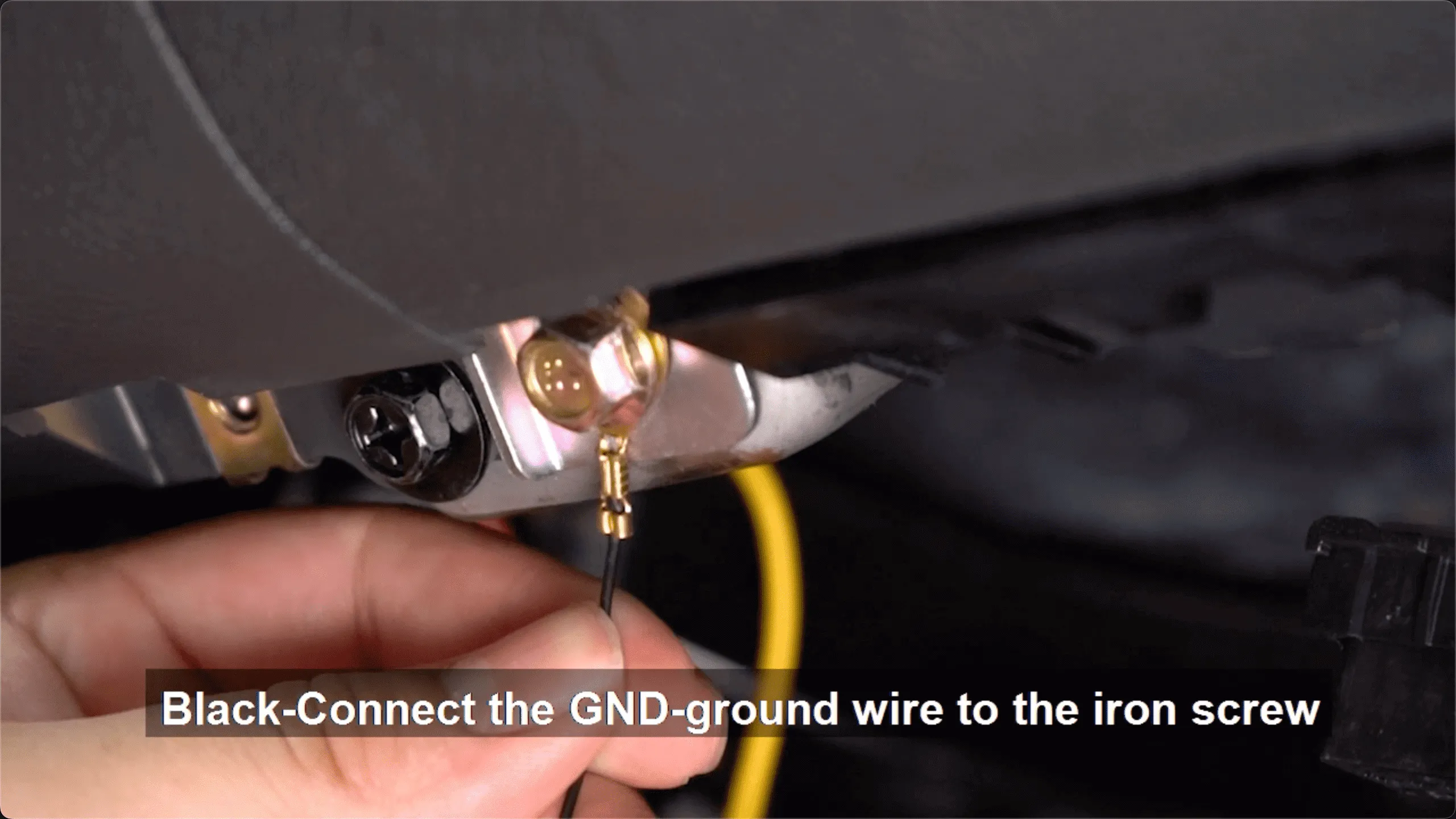 Connecting the GND ground wire to an iron screw on the car body.